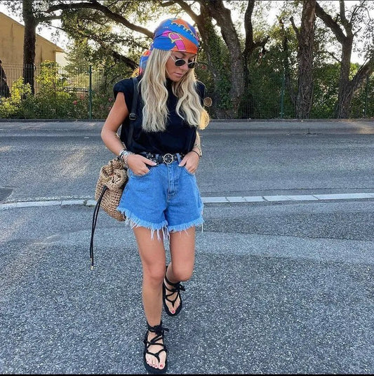 Comment porter des sandales bohèmes avec un short en jean ? - Nomadic State Of Mind